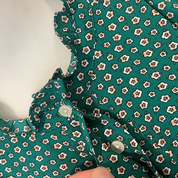 ~ Loft Med Sleeveless Blouse Flutter Floral Pattern Green Button Flowy Lightwt - Picture 5 of 15
